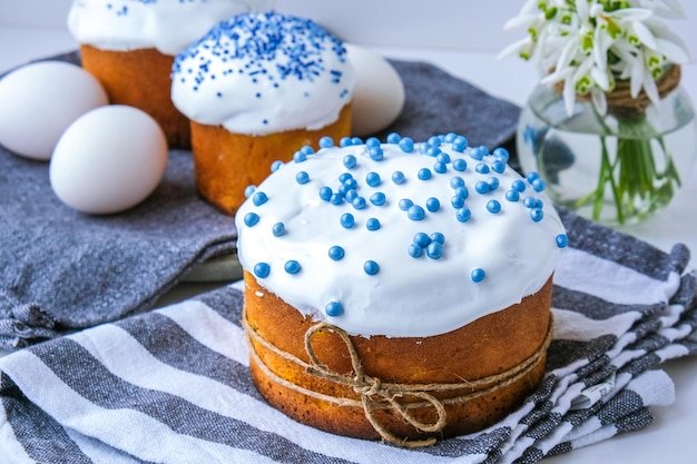 Ovos de páscoa feliz dia páscoa brilhante ortodoxo feriado de páscoa comida tradicional tendência criativa e elegante bolo de páscoa caseiro foco seletivo