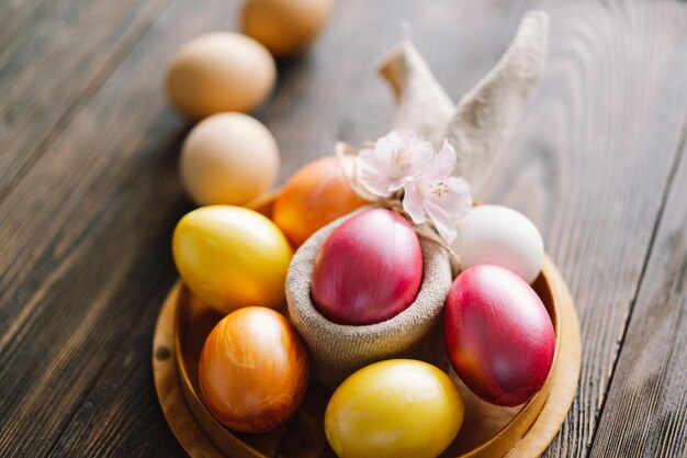 Ovos de páscoa multicoloridos em um fundo de madeira