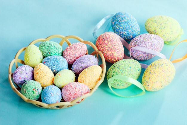Ovos de Páscoa multicoloridos em uma cesta. Decoração de primavera.