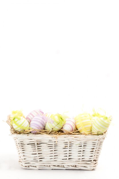 Foto ovos de páscoa na cesta