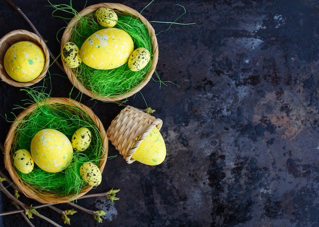 Ovos de páscoa na grama verde