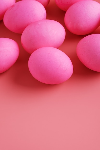 Ovos de Páscoa no fundo rosa, vertical, copie o espaço