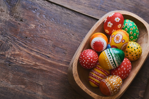 Ovos de Páscoa pintados à mão em fundo de madeira