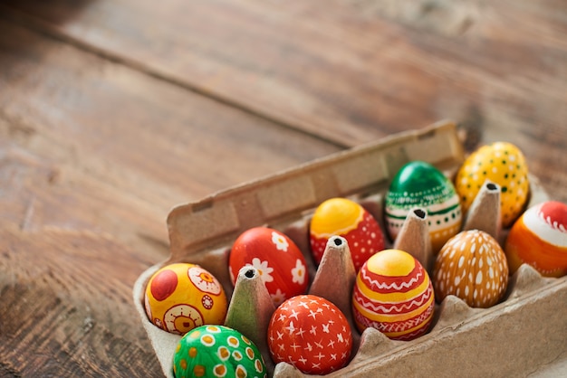 Ovos de Páscoa pintados à mão em fundo de madeira