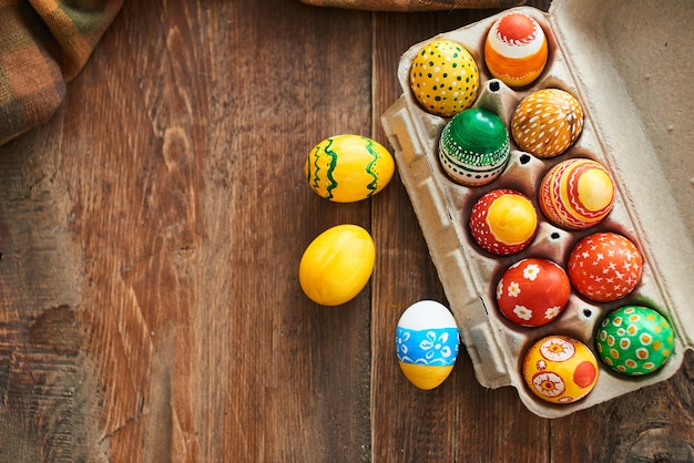 Ovos de Páscoa pintados à mão em fundo de madeira