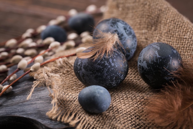 Ovos de páscoa pintados à mão na cor azul com efeito de pedra mármore no fundo escuro de madeira Ovos de galinha e codorna para feriado de páscoa católico e ortodoxo