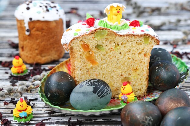 Ovos de Páscoa pintados com chá karkade, bolos de Páscoa em um prato, natureza morta de primavera