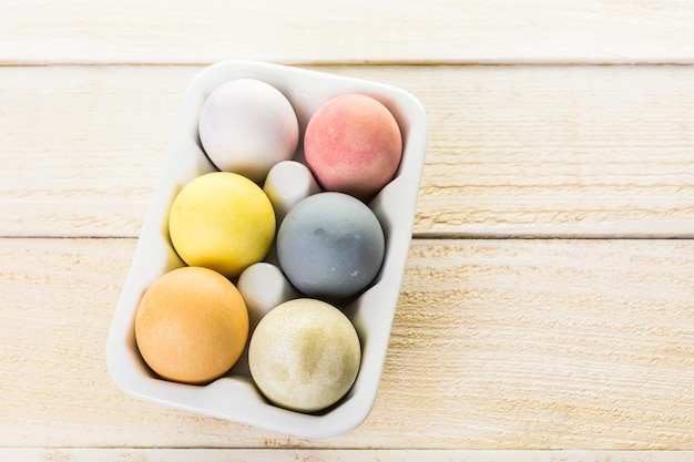 Ovos de Páscoa pintados com tintura de ovo natural de frutas e vegetais.