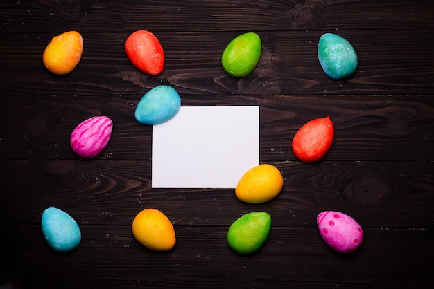 Ovos de Páscoa pintados em cores