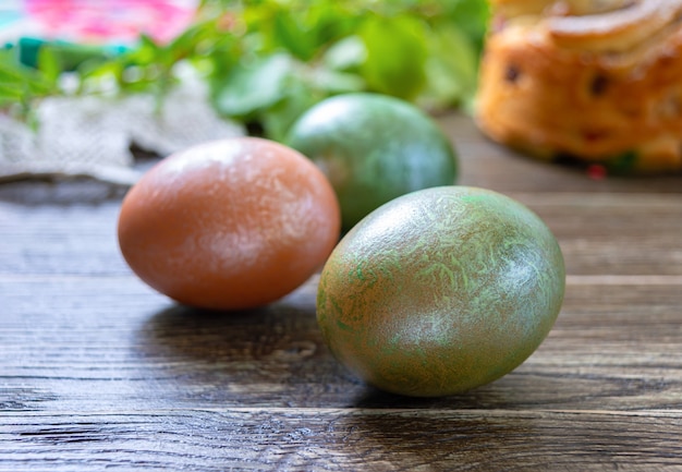 Ovos de páscoa pintados em uma mesa de madeira.