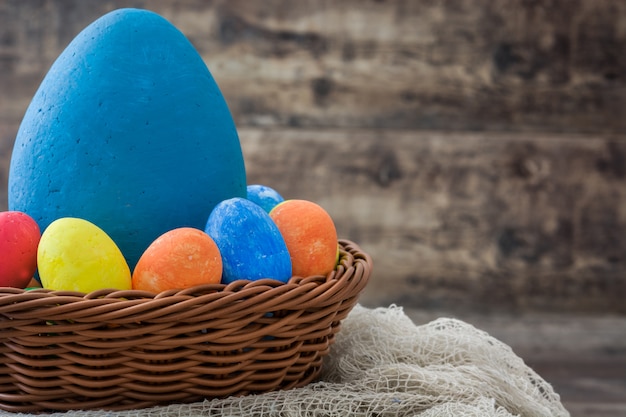Ovos de Páscoa tradicionais em um ninho