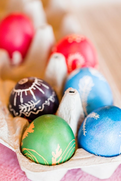 Ovos de Páscoa ucranianos pintados à mão e decorados com desenhos populares usando um método de cera resistente.