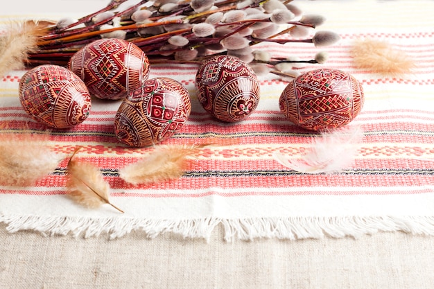 Ovos de Páscoa ucranianos tradicionais e penas