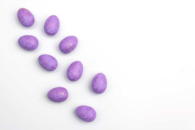 Ovos de páscoa violeta em um fundo branco Copie o espaço