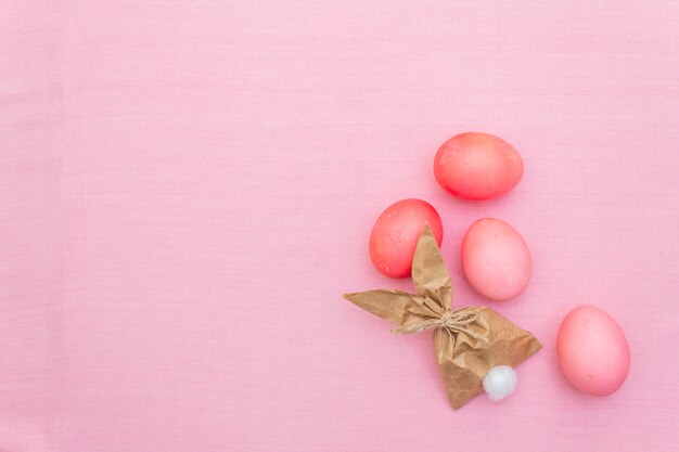 Ovos-de-rosa com saco de papel de coelho para o feriado da Páscoa