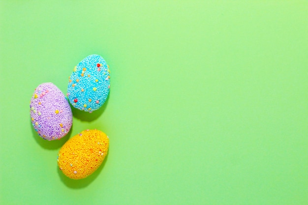 Ovos decorativos de Páscoa multicoloridos em um fundo pastel