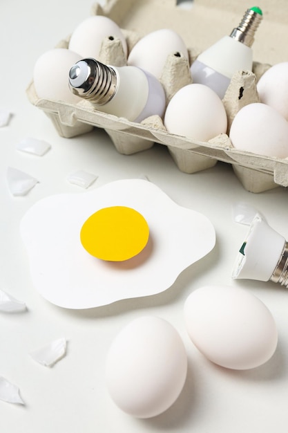Ovos e bulbos em fundo branco fecham