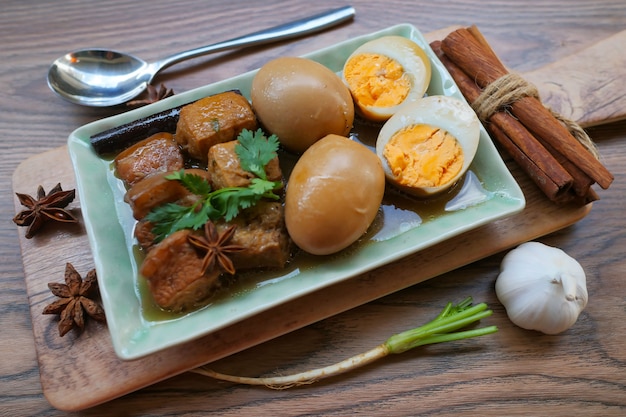 Ovos e carne de porco tofu em molho doce, especiarias, comida tailandesa