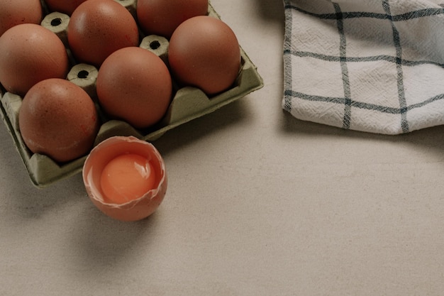 Ovos e toalha de cozinha em uma mesa de mármore ingredientes para cozinhar