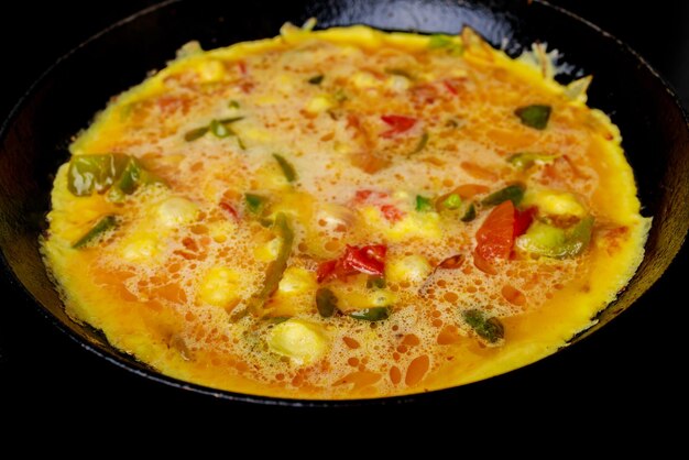 Ovos e vegetais são misturados para fazer uma omelete vegetariana