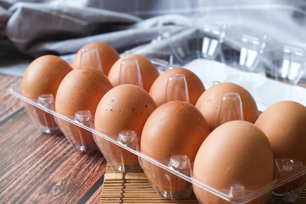 Ovos em caixa de plástico para ovos
