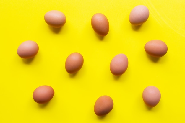 Ovos em fundo amarelo