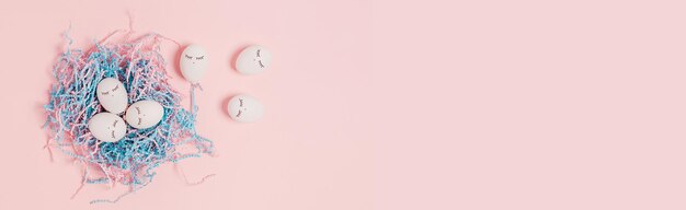 Ovos em um fundo rosa