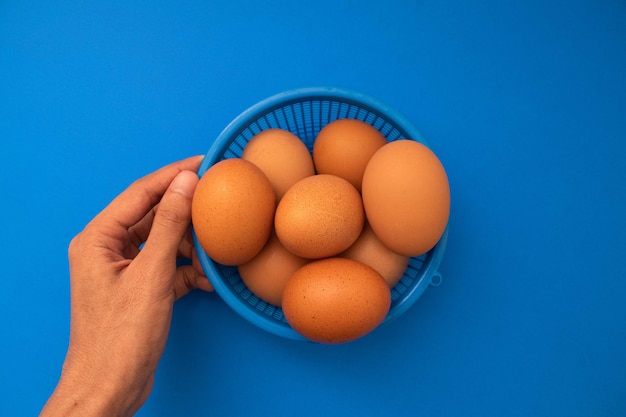 ovos em um pequeno recipiente de plástico