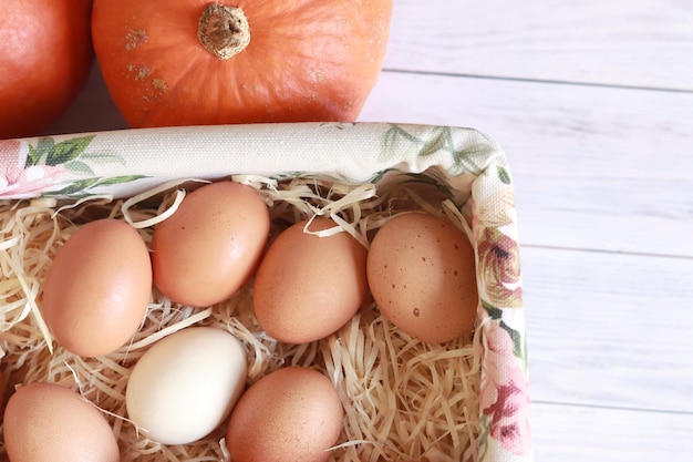 Ovos em uma caixa de papelão Ovos crus frescos em um recipiente de ovo de papel Embalagens abertas de ovos