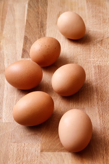 Ovos em uma mesa de madeira