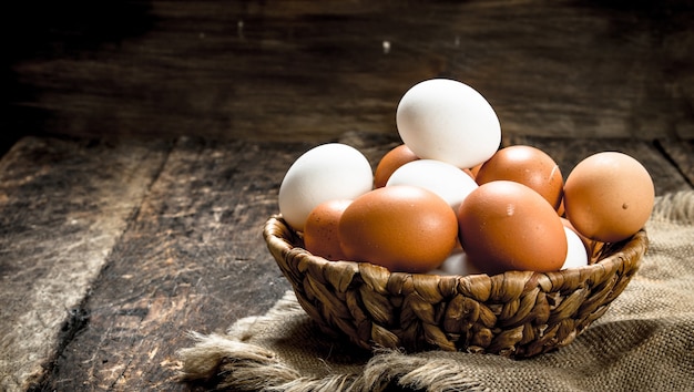 Ovos frescos em uma cesta.