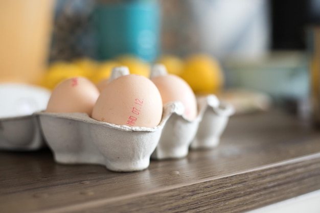 Ovos frescos pela manhã Cardbox de ovos caipiras na cozinha