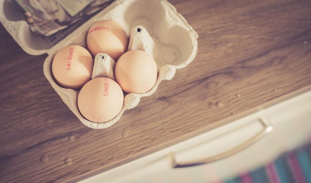 Ovos frescos pela manhã Cardbox de ovos caipiras na cozinha