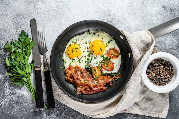 Ovos fritos com bacon em uma panela. Keto Diet.