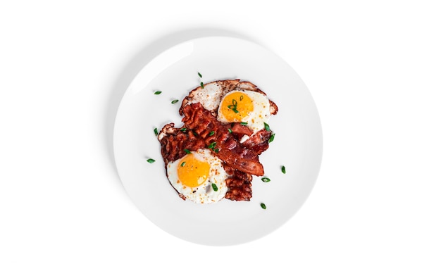 Ovos fritos com bacon frito, isolado em um fundo branco. Foto de alta qualidade