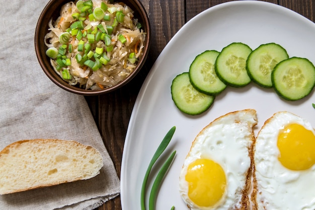 Foto ovos fritos com cebolinha e pepino.