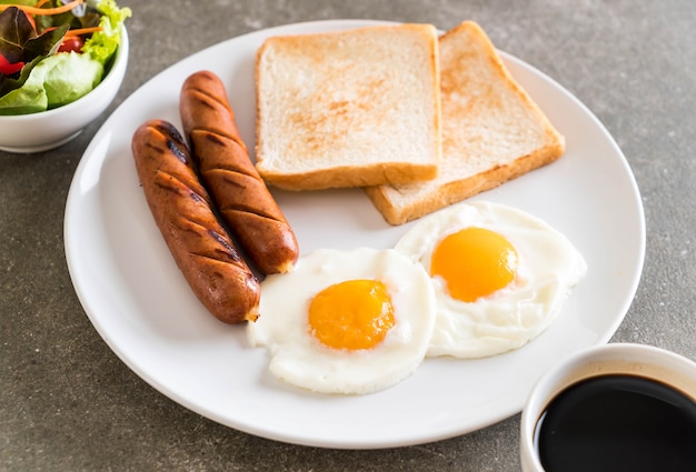 ovos fritos com salsicha e pão