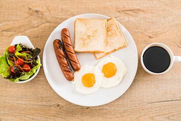 ovos fritos com salsicha e pão