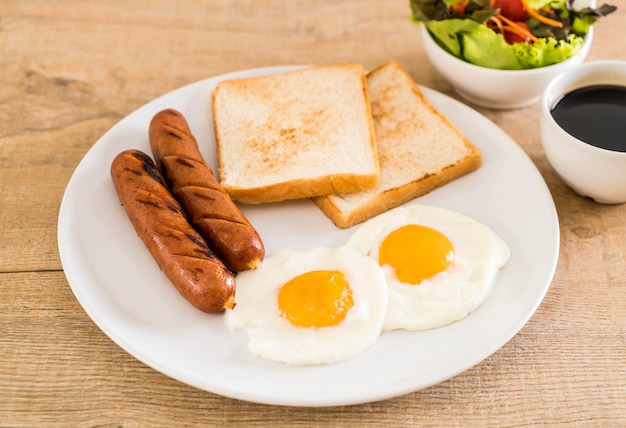 ovos fritos com salsicha e pão