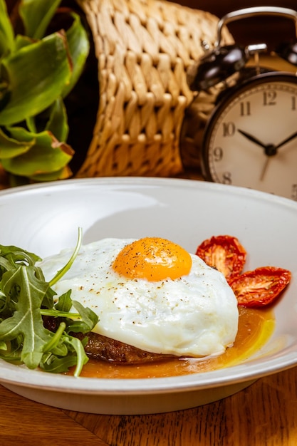 Ovos fritos de café da manhã com bife de rúcula e tomate seco