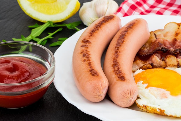 Foto ovos fritos e bacon em um prato branco