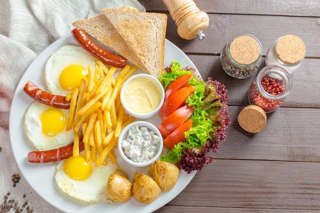 Ovos fritos e linguiça frita no café da manhã