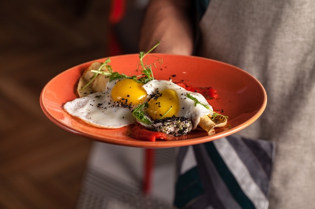 Foto ovos fritos e panquecas em um prato