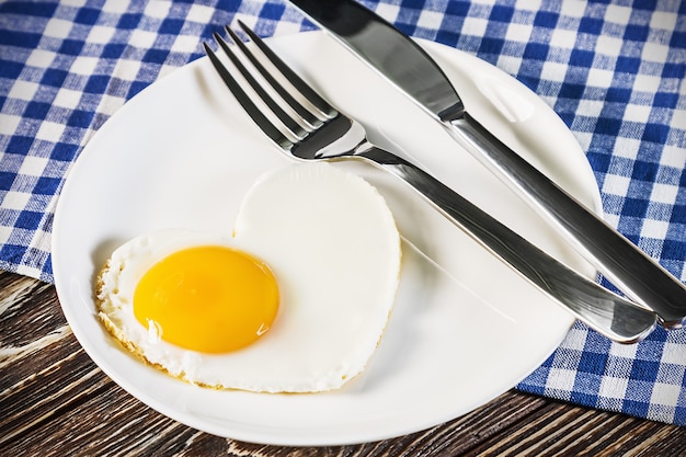 Ovos fritos em forma de coração em um prato
