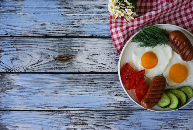 ovos fritos estão em um prato branco com legumes e ervas