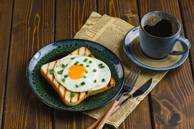 Ovos fritos na torrada com café quente