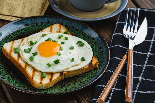 Ovos fritos na torrada com café quente