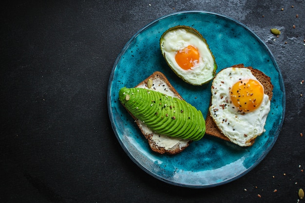 ovos fritos no café da manhã saudável abacate