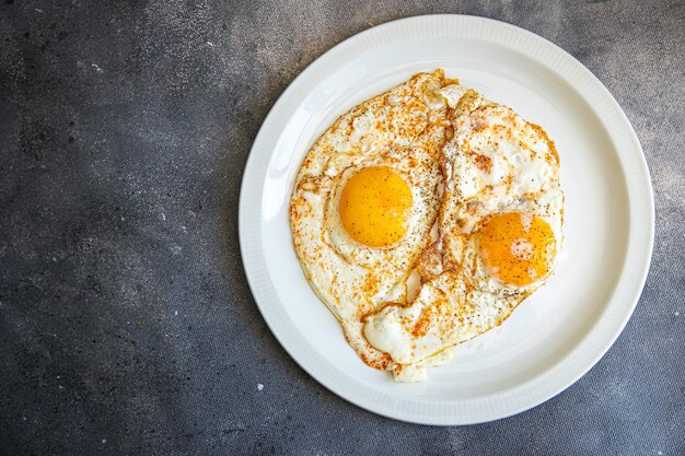 ovos fritos proteína gema café da manhã fresco saudável refeição comida lanche dieta na mesa cópia espaço comida