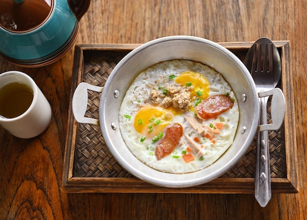 Ovos fritos são um prato vietnamita que é influenciado pelo café da manhã da comida francesa Os ingredientes são ovo porco salsicha chinesa cebolinha cenoura